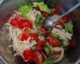 Pas rețetă Salata de Roșii cu Brânză🍅🥒🧅🍞🧂 4 fotografie