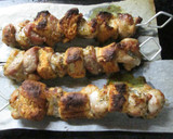 Foto del paso 7 de la receta: Brochetas de cerdo y trozos de pan crujiente (para dieta)
