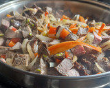 Foto del paso 2 de la receta: Carne Guisada (punta paleta) con asado sobrante