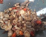 Foto langkah ke 4 dari resep Oseng Pedas Jamur Sawit.