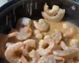 Foto del paso 3 de la receta: Camarones 🍤 marinados con jugo de toronja 🍊 agria con crema servidos con lechuga 🥬 cebolla 🧅 morada