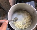 รูปขั้นตอนการทำที่ 4 ของ ข้าวผัดมาม่าหมูกรอบพริกหม่าล่า เจ