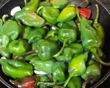 Foto del paso 1 de la receta Pimientos del padrón con ajos y perejil