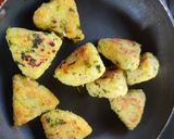 A picture of step 3 of Poha roti tikki.