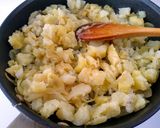 Foto del paso 3 de la receta: Tortilla de patatas con queso de cabra y cebolla caramelizada