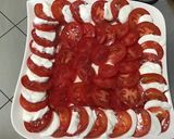 Une image de l'étape 5 de Salade de tomates à la mozzarella, basilic et fleurs de ciboulette.