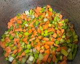 Foto del paso 2 de la receta: Pollo a la cacerola con verduras