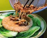 Hình bước làm 4 của món Bún áp chảo với nấm thuỷ tiên