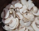 Foto langkah ke 4 dari resep Egg-free button mushroom pizza.
