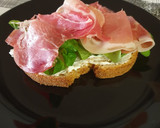 Foto del paso 1 de la receta: Tosta de jamón y canónigos