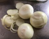 Une image de l'étape 2 de Truites saumonées aux oignons doux d Italie et aromates de la mer.
