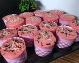 Foto langkah ke 3 dari resep Cupcake Strawberry isi Coklat (Metode All in One).