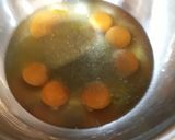 Foto del paso 2 de la receta Tortilla de borrachets con polvo de flores. Pon flores en tu boca