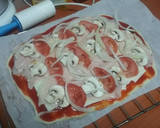 Foto del paso 6 de la receta: Pizza jamón, queso y champis
