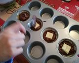 Foto del paso 8 de la receta: Magdalenas de chocolate rellenas de chocolate blanco