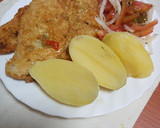 Foto del paso 5 de la receta: Merluza adobada, rebozada y frita con papas cocidas y ensalada
