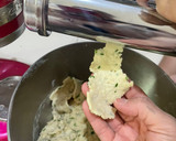Foto langkah ke 2 dari resep Kue bawang renyah.