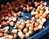 Une image de l'étape 2 de Poêlée de coquillettes aux saucisses de Strasbourg en cocotte.