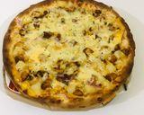 A picture of step 4 of Tortilla cheesy pizza.