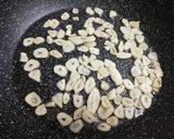 Foto del paso 2 de la receta: Asadura de hígado de cerdo al ajillo