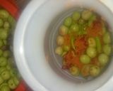 صورة لخطوة 4 من وصفة زيتون تفاحي مخلل بدون شق