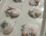 Foto del paso 4 de la receta Gratín de huevos rellenos de espinacas y gambas