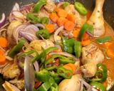 Foto del paso 7 de la receta: Pollo con verduras y tomate cambray🌺
