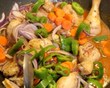 Foto del paso 7 de la receta: Pollo con verduras y tomate cambray🌺