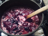 Mermelada de cerezas y ciruelas rojas