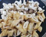 Hình bước làm 1 của món Nấm đùi gà, mì căn kho lá quế