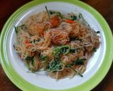 รูปขั้นตอนการทำที่ 7 ของ หมี่ผัดกระเฉดหมูกรอบ