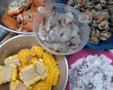 Foto langkah ke 1 dari resep Seafood Pedas Asam Manis.