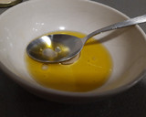 Foto del paso 3 de la receta: Ensalada de bacalao y granada con vinagreta de mostaza y miel