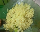 Foto langkah ke 3 dari resep Omlet Indomie ekonomis.