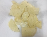 Foto del paso 6 de la receta: Solomillo con zanahoria, guisantes y papas fritas al ajillo