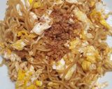 Foto langkah ke 6 dari resep 14.Indomie Goreng yang di goreng.