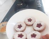 Foto langkah ke 7 dari resep Strawberry & Kecombrang Cookie Sandwich.