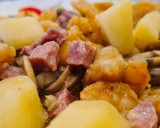 Foto del paso 5 de la receta: Patatas en salsa con langostinos y champiñones
