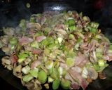 Foto del paso 5 de la receta: Medallón de pollo con hongos y puerro en colchón de panceta crispy