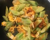 รูปขั้นตอนการทำที่ 3 ของ แตงกวาผัดไข่ 🥒🥚🥒 มีข้าวเปล่า 1 จาน อร่อย ง่าย ประหยัด 😊