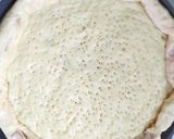 Foto langkah ke 3 dari resep Pizza sosis keju mozzarella dengan roti yang empuk.