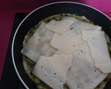 Foto del paso 5 de la receta: Tortilla de calabacín y espinacas rellena de queso