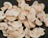 Foto del paso 1 de la receta: Hojaldres de champiñones, atún huevo queso aceitunas