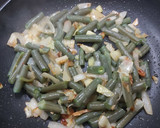 Foto del paso 2 de la receta: Judías verdes, puerros, pollo con láminas de almendras