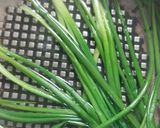 Hình bước làm 1 của món Đậu Kênh cuộn thịt sốt cà