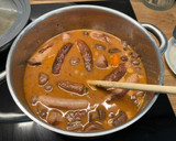 Foto del paso 12 de la receta: Guiso de Salchichas al vino tinto con champiñones