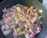 Foto del paso 2 de la receta: Solomillo de cerdo al ajillo con puré de patata aromatizado con tomillo y pimentón