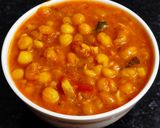 A picture of step 8 of White peas curry.