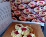 Foto langkah ke 5 dari resep Strawberry Thumbprint Cookies (Resep cc Tintin Rayner).
