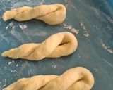 Foto langkah ke 2 dari resep Kue Untir (Pilin Gula) - No Knead, No Egg.
